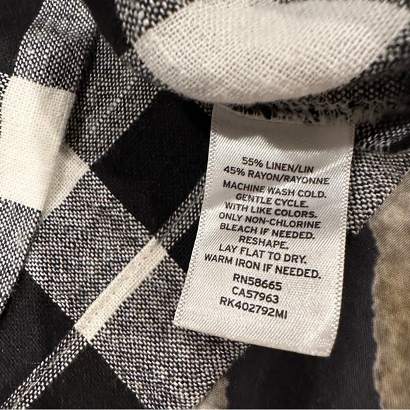 ABOUND loose fitting cropped v-neck linen top in black & white plaid/checkered - Picture 10 of 13